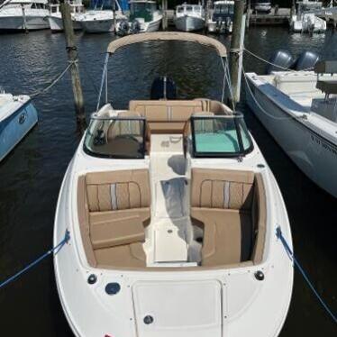 2016 Sea Ray 220 sundeck