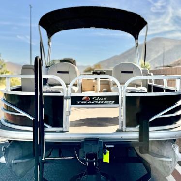 2019 Sun Tracker fishin barge 20 dlx