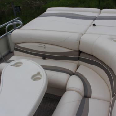 2005 Bennington tritoon 2275