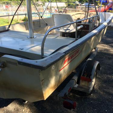 1986 Boston Whaler striper 17