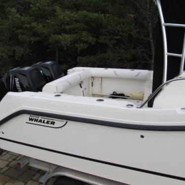 2010 Boston Whaler 255 conquest