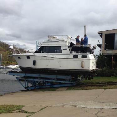 1986 Carver 3207 aft cabin