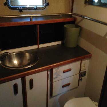 1986 Carver 3207 aft cabin