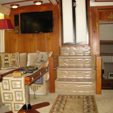 1986 Carver 4207 aft cabin