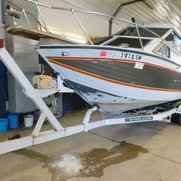 1988 Crestliner 245 cuddy