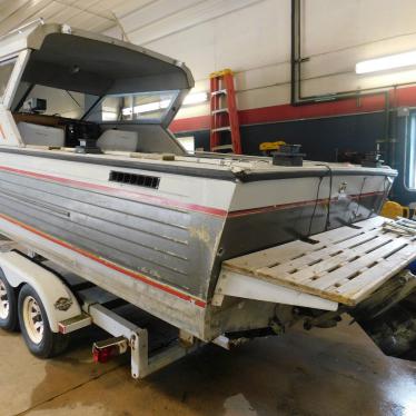 1988 Crestliner 245 cuddy