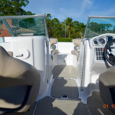 2014 Hurricane sundeck 2400