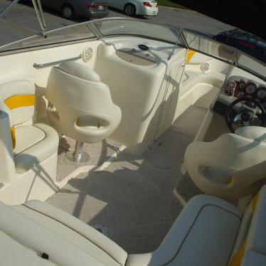 2005 Rinker 232