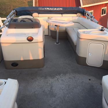 2004 Sun Tracker party barge 24, signature series