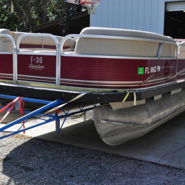 2012 Sun Tracker 22 ft deluxe party barge pontoon