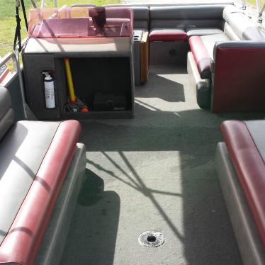 1990 Sun Tracker party barge