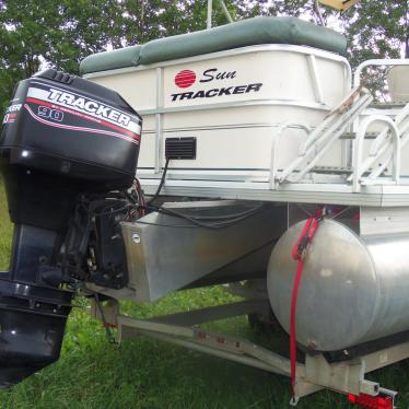 2004 Sun Tracker party barge 24 signature series