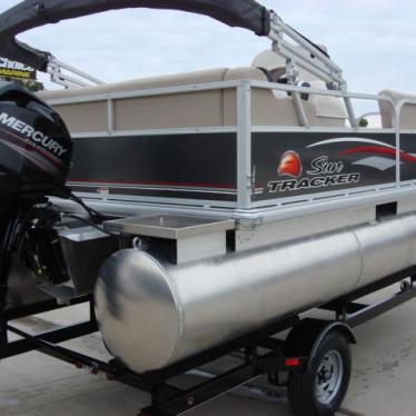 2015 Sun Tracker pontoon 16' dlx