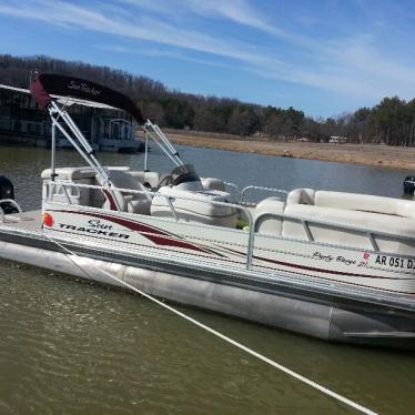 2010 Sun Tracker party barge