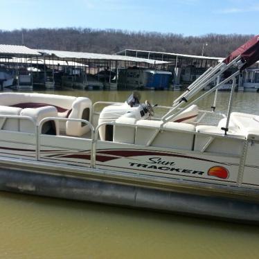 2010 Sun Tracker party barge