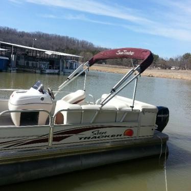 2010 Sun Tracker party barge