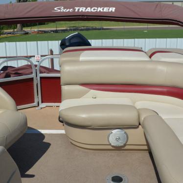 2013 Sun Tracker party barge