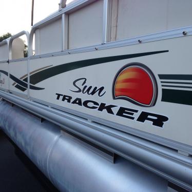 2011 Sun Tracker party barge