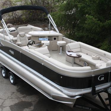 2014 Tahoe 27 ft entertainer