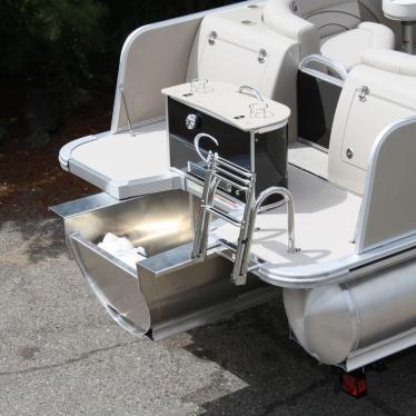 2014 Tahoe 27 ft entertainer