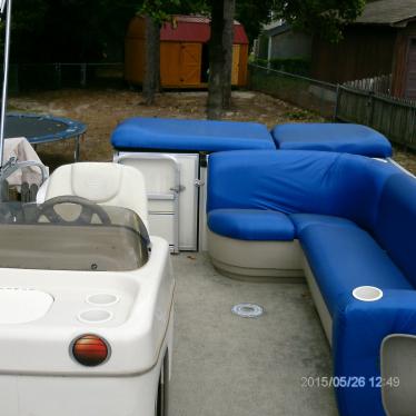 2006 Tracker signature party barge 21