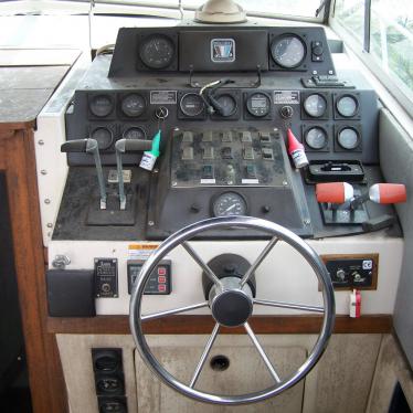 1984 Wellcraft 310 express cruiser