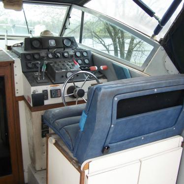 1984 Wellcraft 310 express cruiser