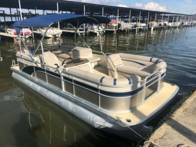 Bennington 22 Stern Radius 2017