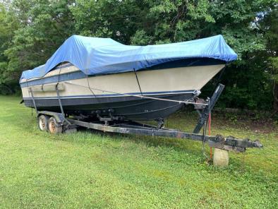 Century 7000 - 27’ Cuddy Cabin Boat 1976