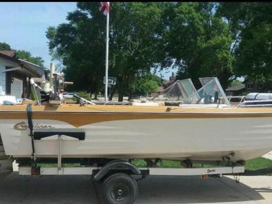 Crestliner 17' Runabout Boat Outboard & Has Trailer 1973